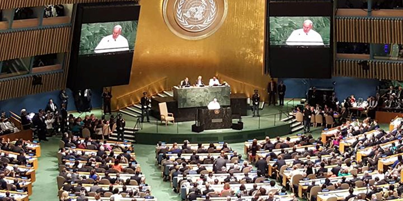 70 оон. Папа Римский в ООН. Ассамблея ООН красный крест. Генеральная Ассамблея резолюция эмодзи. Гуттериш выступает YF Генассамблее.